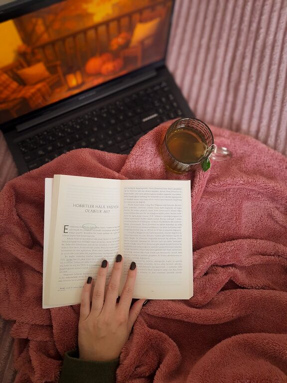 Cum să creezi o rutină de lectură care te relaxează și te dezvoltă personal